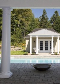 Terrasse et foyer extérieur aménagement autour piscine, maison réalisée par CIM Signature
